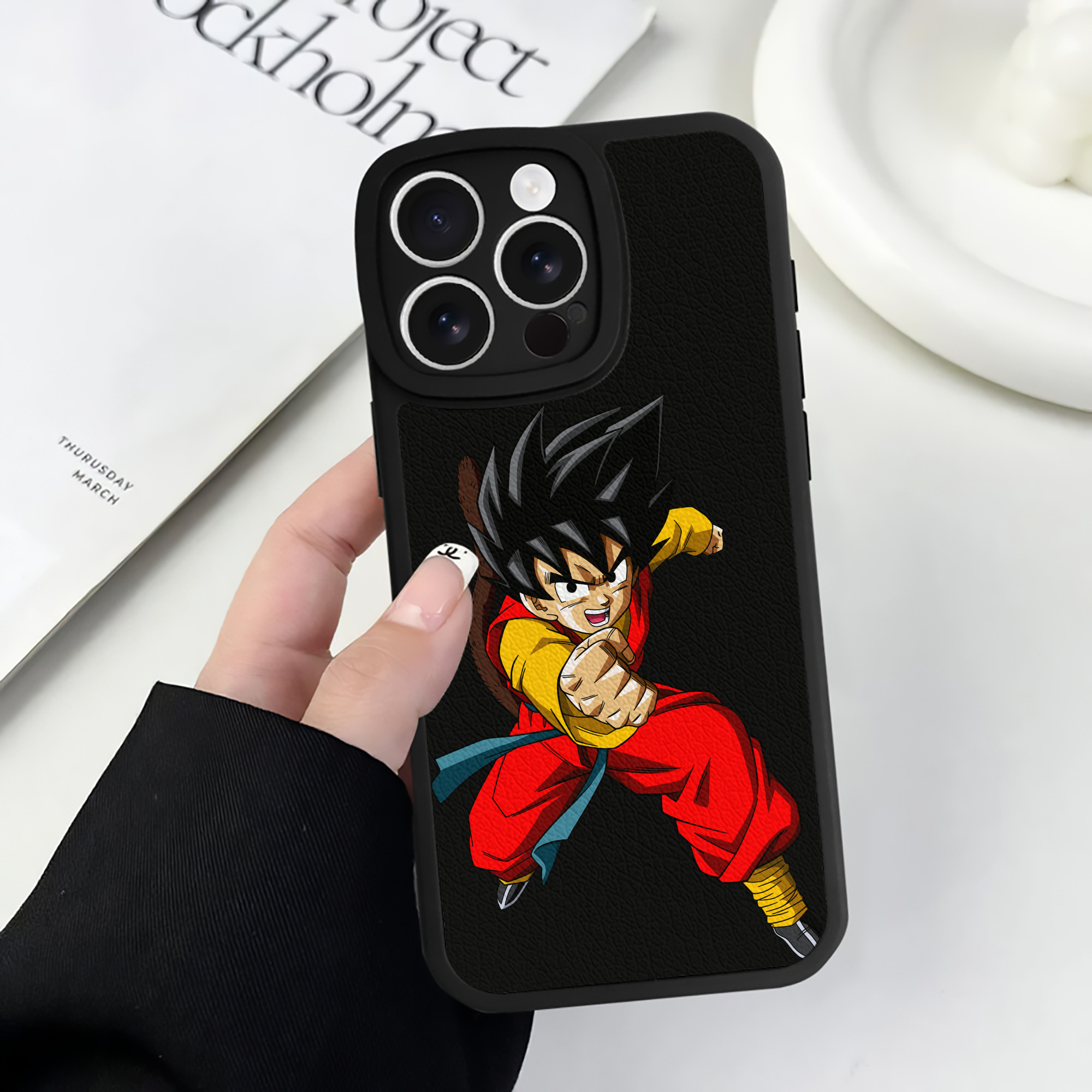 （画像用） ドラゴンボール 孫悟空（そん ごくう）Son Goku カカロット DRAGON BALL Kakarotto 【iPhone 16シリーズ対応】シリコンスマホケース（レザー調） 材質：シリコン